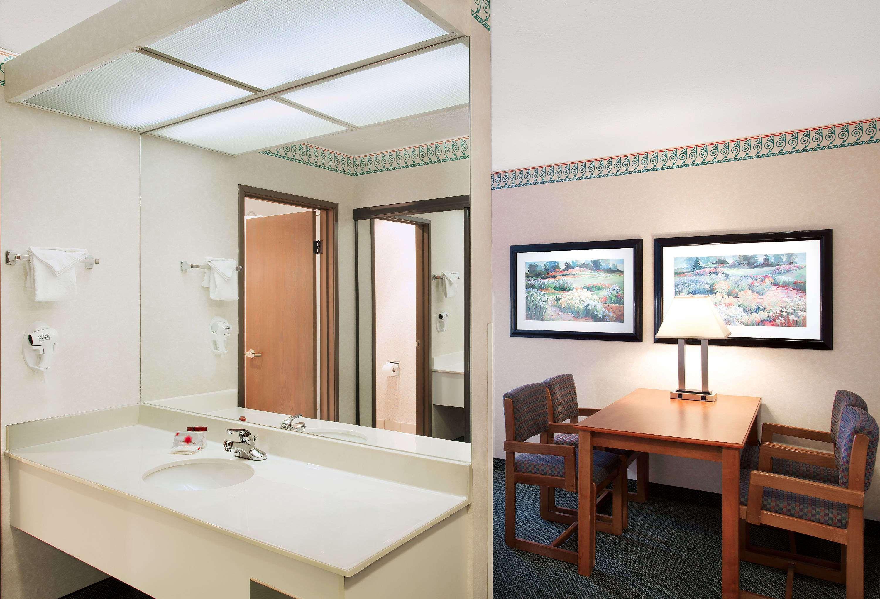 Surestay Plus Hotel By Best Western Price Exteriér fotografie